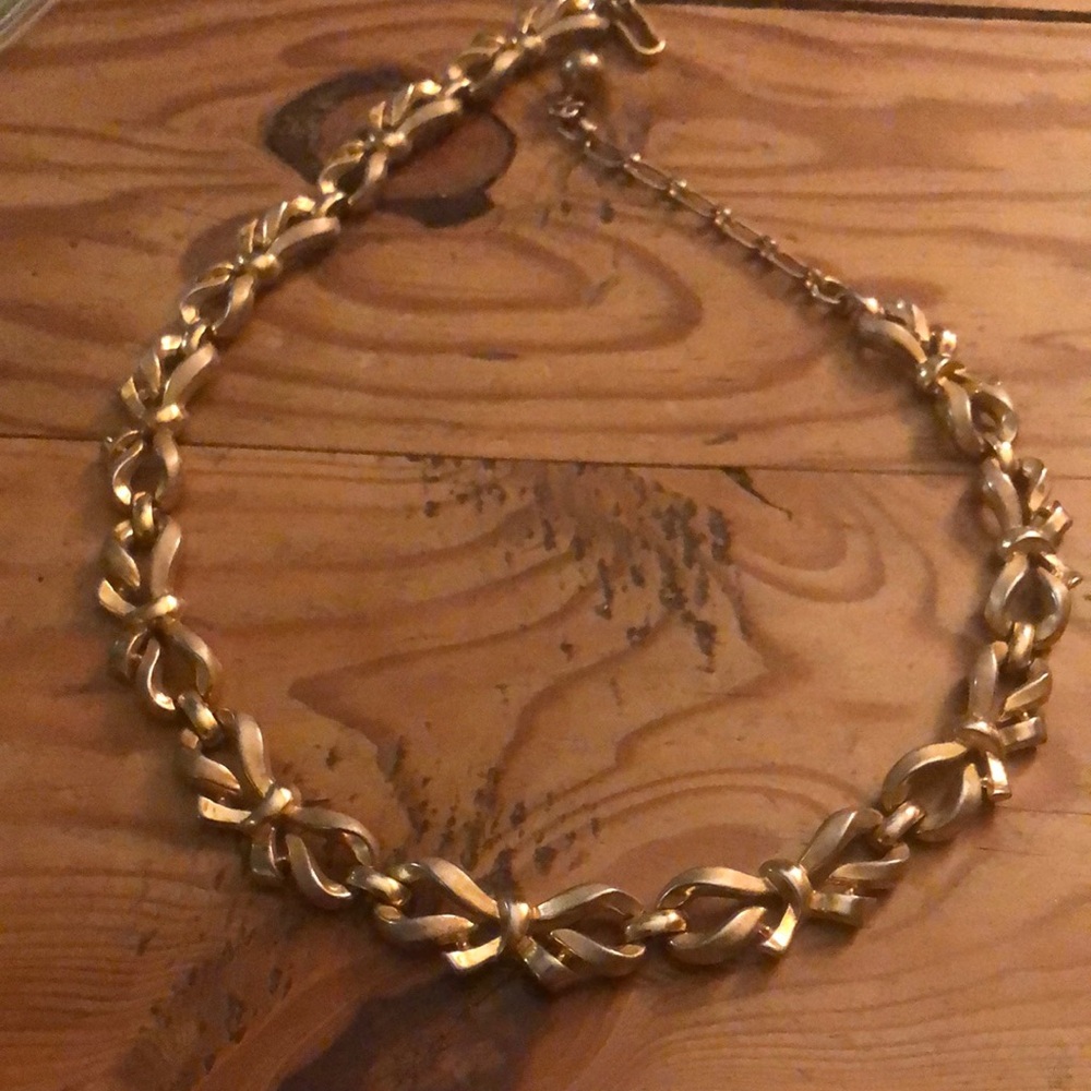 Vintage Trifari Goldtone Bow Ribbon 15" Necklace Choker